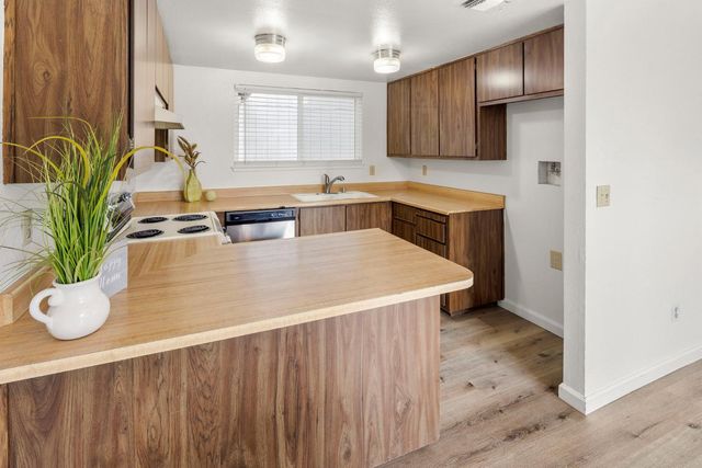 6005 Woodside Dr, Rocklin, CA 95677