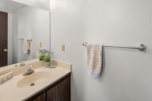 6005 Woodside Dr, Rocklin, CA 95677