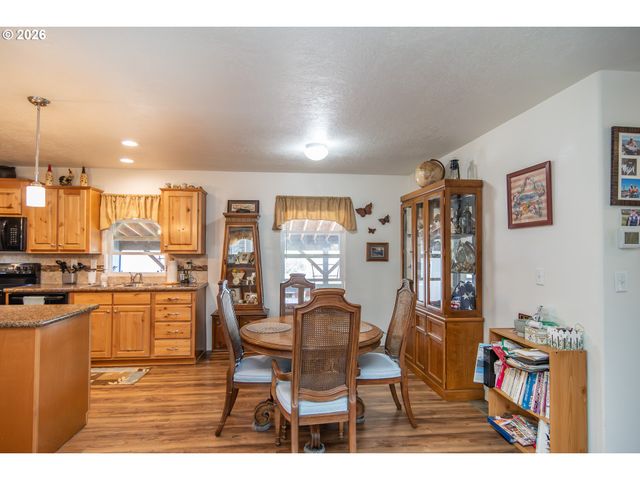 180 NESTUCCA Ln, Roseburg, OR 97471