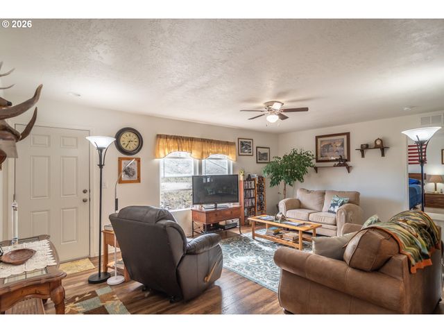 180 NESTUCCA Ln, Roseburg, OR 97471