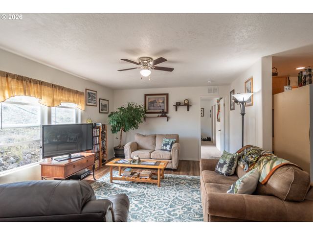 180 NESTUCCA Ln, Roseburg, OR 97471