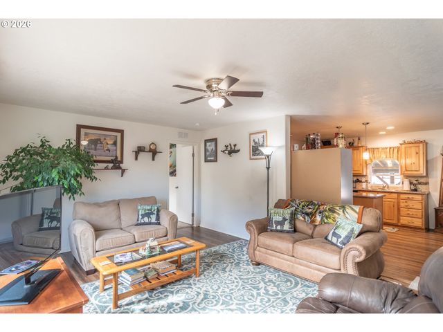 180 NESTUCCA Ln, Roseburg, OR 97471