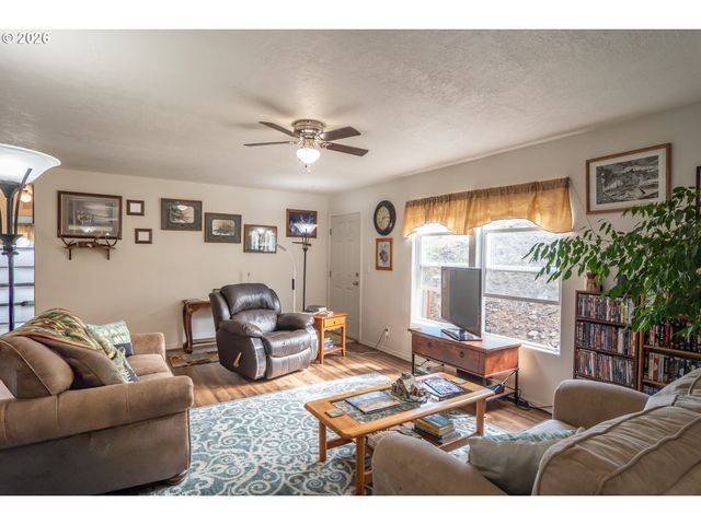 180 NESTUCCA Ln, Roseburg, OR 97471