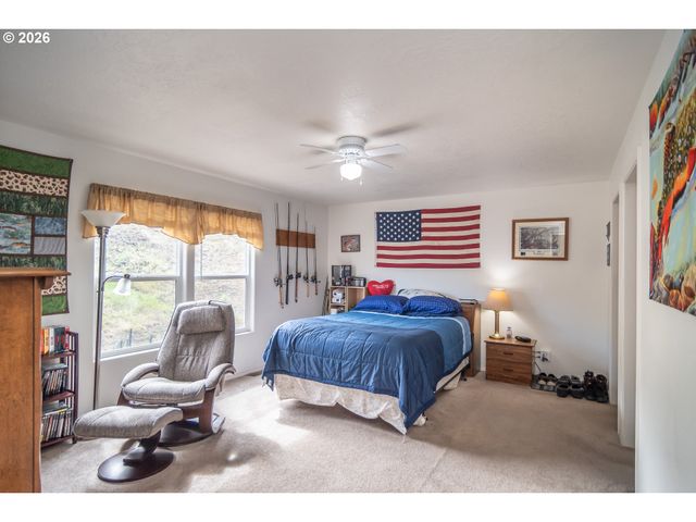 180 NESTUCCA Ln, Roseburg, OR 97471