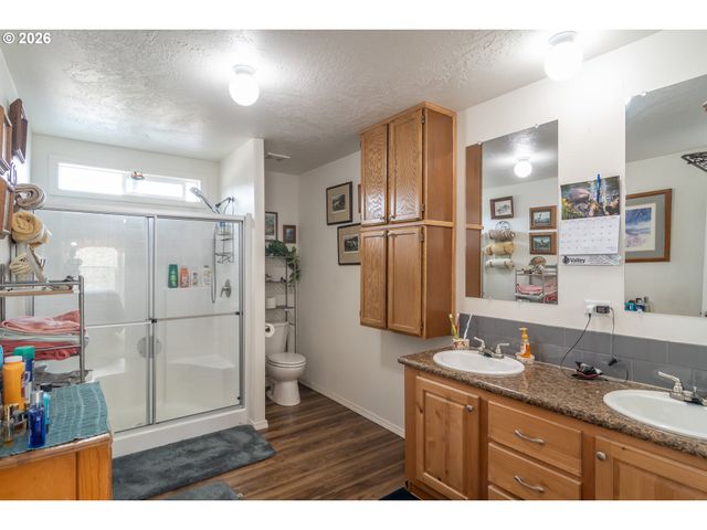 180 NESTUCCA Ln, Roseburg, OR 97471