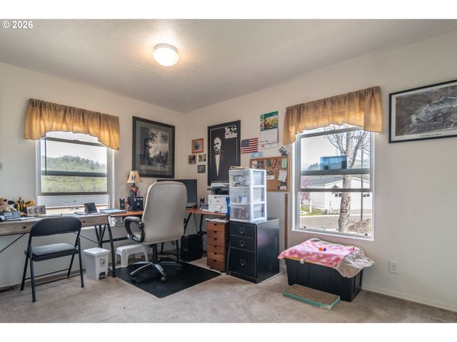 180 NESTUCCA Ln, Roseburg, OR 97471