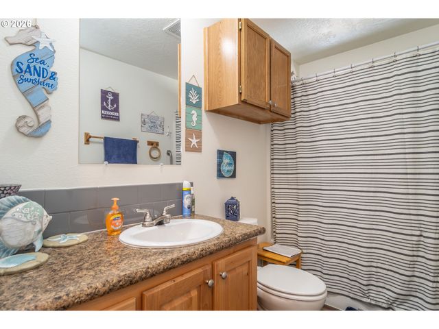 180 NESTUCCA Ln, Roseburg, OR 97471