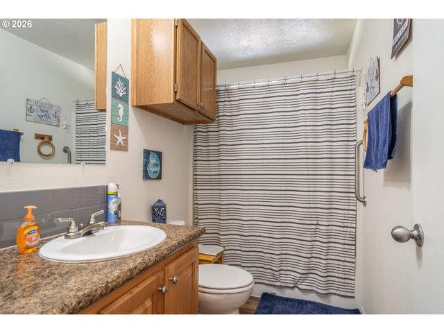 180 NESTUCCA Ln, Roseburg, OR 97471