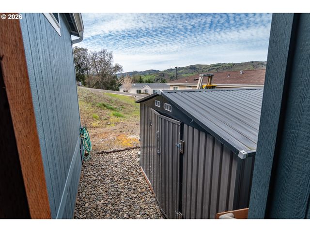 180 NESTUCCA Ln, Roseburg, OR 97471