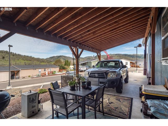 180 NESTUCCA Ln, Roseburg, OR 97471