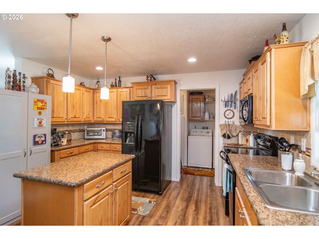 180 NESTUCCA Ln, Roseburg, OR 97471