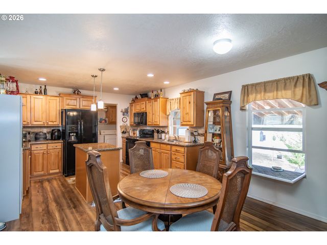 180 NESTUCCA Ln, Roseburg, OR 97471