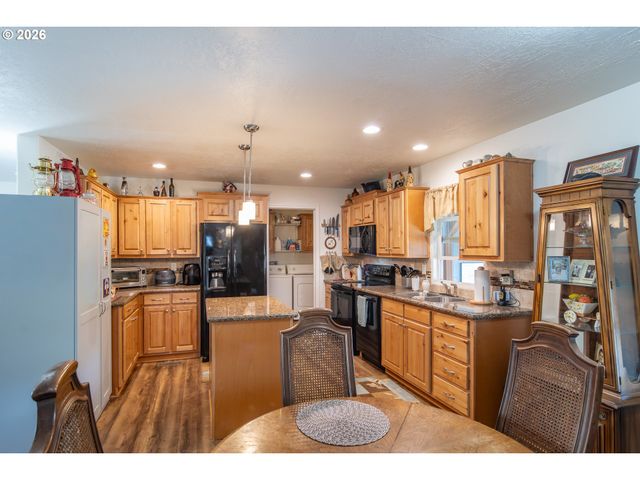 180 NESTUCCA Ln, Roseburg, OR 97471