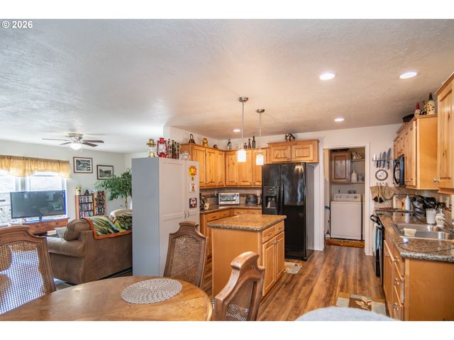 180 NESTUCCA Ln, Roseburg, OR 97471