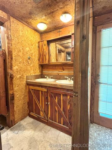 21170 S 270 Road, Morris, OK 74445