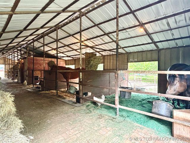 21170 S 270 Road, Morris, OK 74445