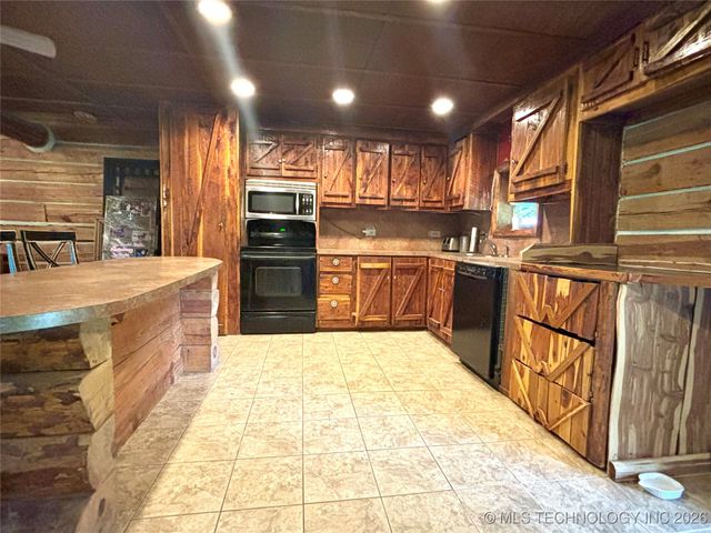 21170 S 270 Road, Morris, OK 74445