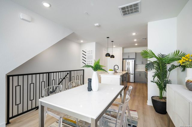 719 E Locust St Unit 2106, San Antonio, TX 78212
