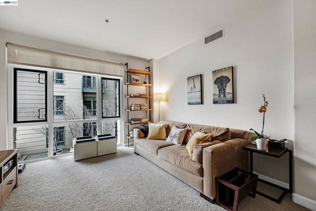 423 423 7Th St 220, Oakland, CA 94607