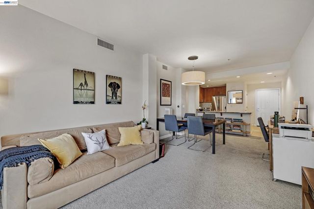 423 423 7Th St 220, Oakland, CA 94607