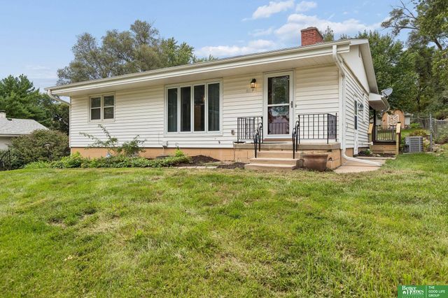 8614 Pinkney Street, Omaha, NE 68134