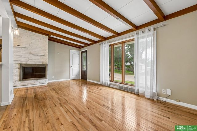 8614 Pinkney Street, Omaha, NE 68134