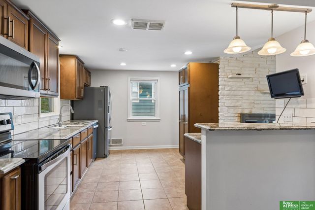 8614 Pinkney Street, Omaha, NE 68134