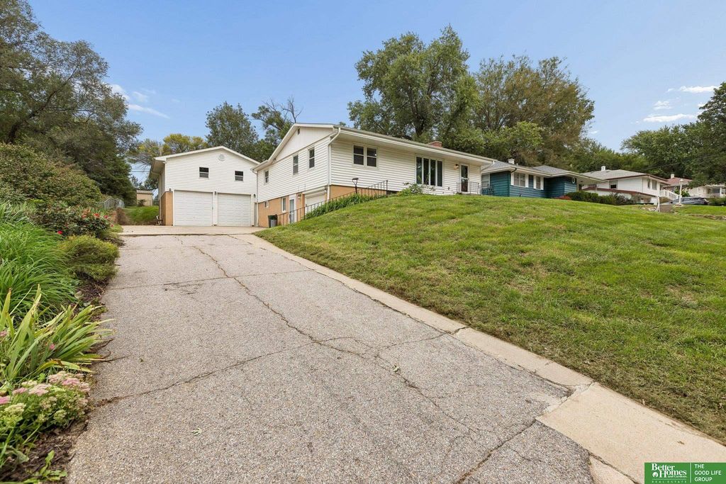 8614 Pinkney Street, Omaha, NE 68134
