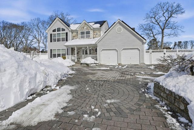 7 Harwood Way, Coram, NY 11727