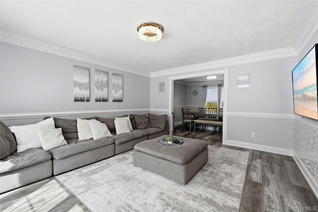 7 Harwood Way, Coram, NY 11727