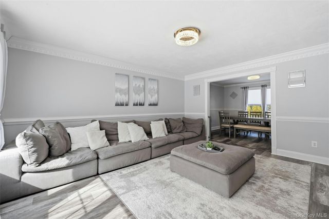 7 Harwood Way, Coram, NY 11727