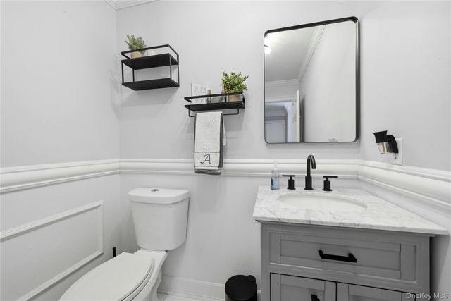 7 Harwood Way, Coram, NY 11727