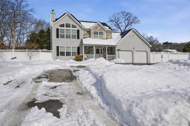 7 Harwood Way, Coram, NY 11727