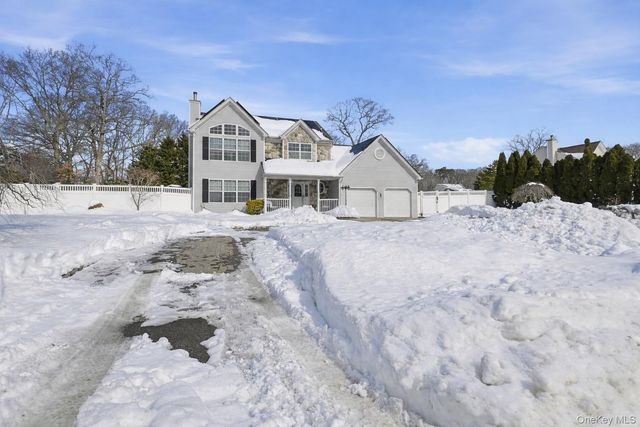 7 Harwood Way, Coram, NY 11727