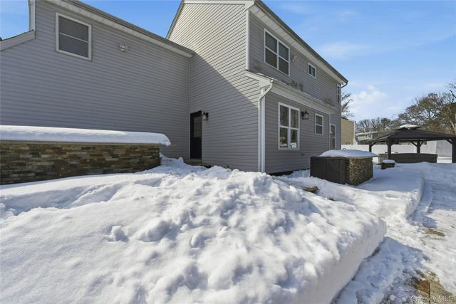 7 Harwood Way, Coram, NY 11727