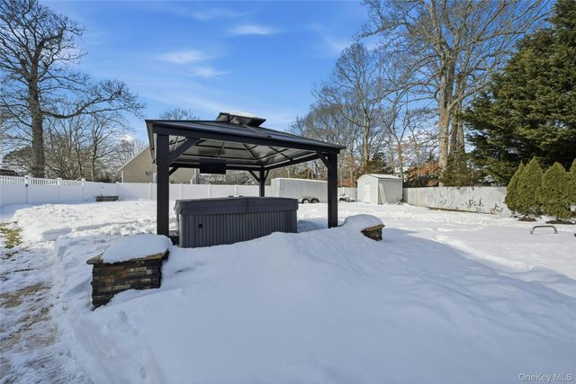 7 Harwood Way, Coram, NY 11727