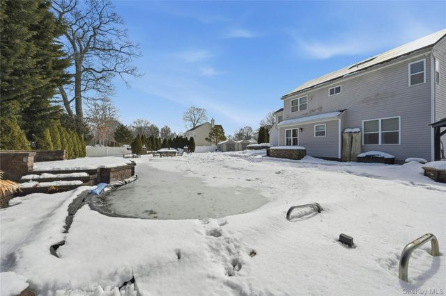 7 Harwood Way, Coram, NY 11727