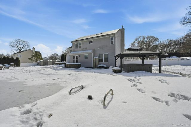 7 Harwood Way, Coram, NY 11727