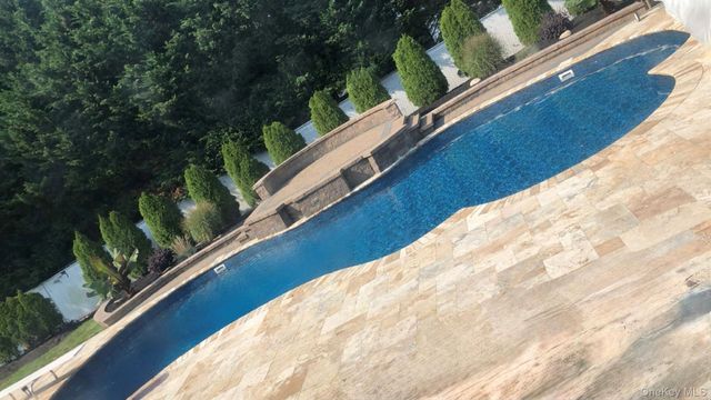 7 Harwood Way, Coram, NY 11727