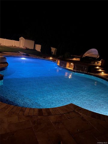 7 Harwood Way, Coram, NY 11727