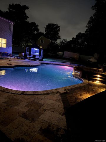 7 Harwood Way, Coram, NY 11727