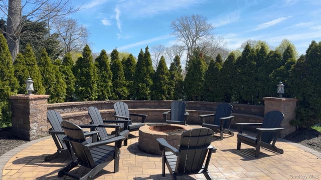 7 Harwood Way, Coram, NY 11727