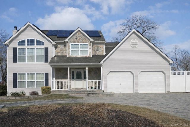 7 Harwood Way, Coram, NY 11727