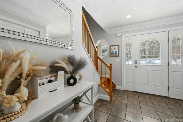 7 Harwood Way, Coram, NY 11727