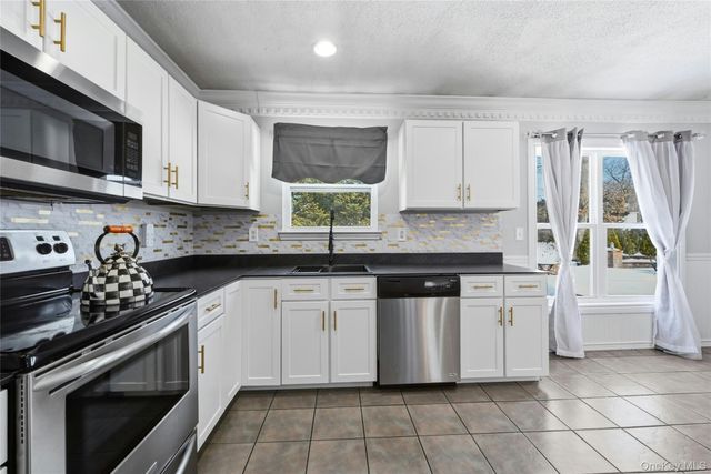 7 Harwood Way, Coram, NY 11727