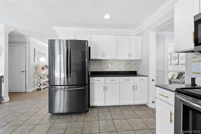 7 Harwood Way, Coram, NY 11727