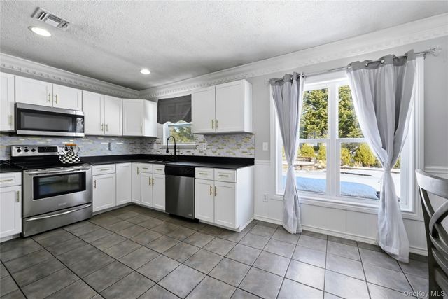 7 Harwood Way, Coram, NY 11727