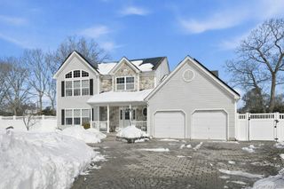 7 Harwood Way, Coram, NY 11727