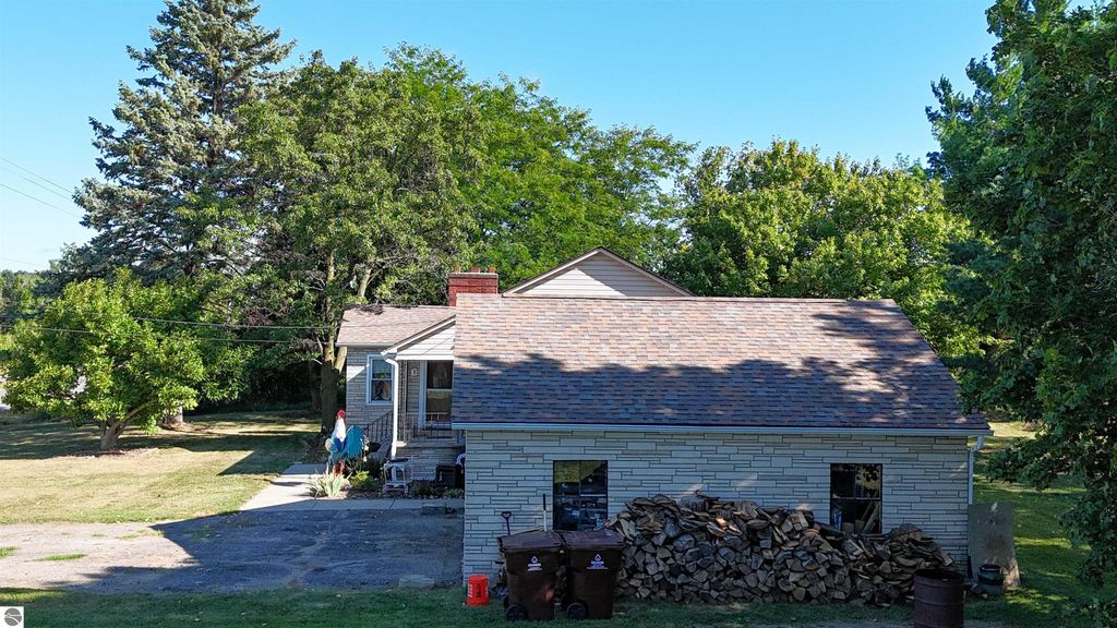 Image 2 of property listing at 3121 S Shepherd Road, Mt Pleasant, MI 48858