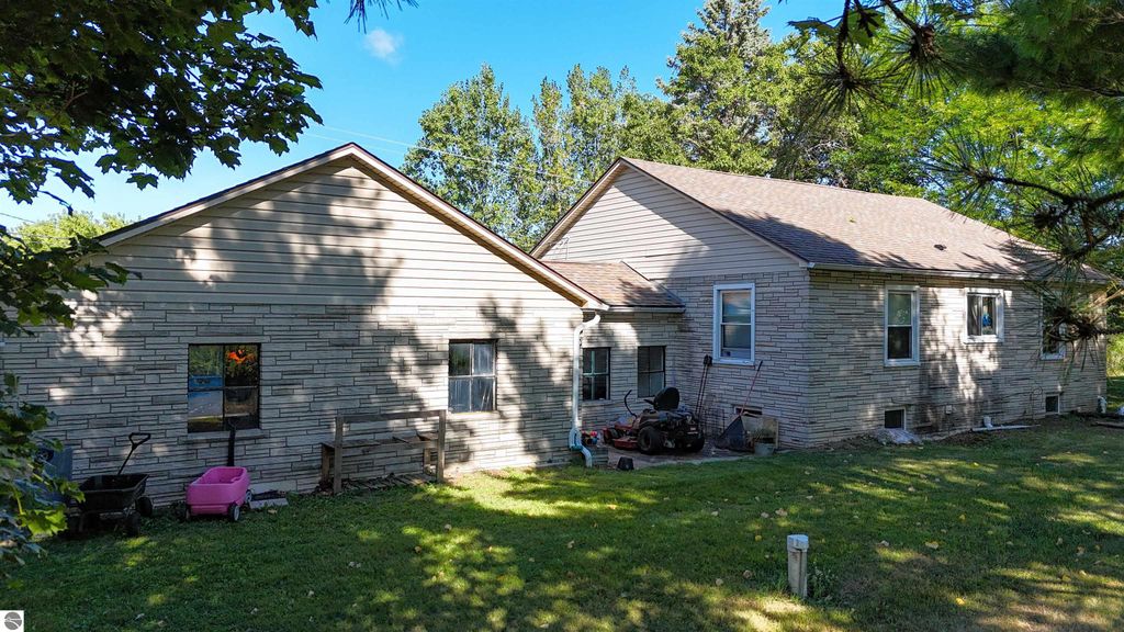 Image 20 of property listing at 3121 S Shepherd Road, Mt Pleasant, MI 48858